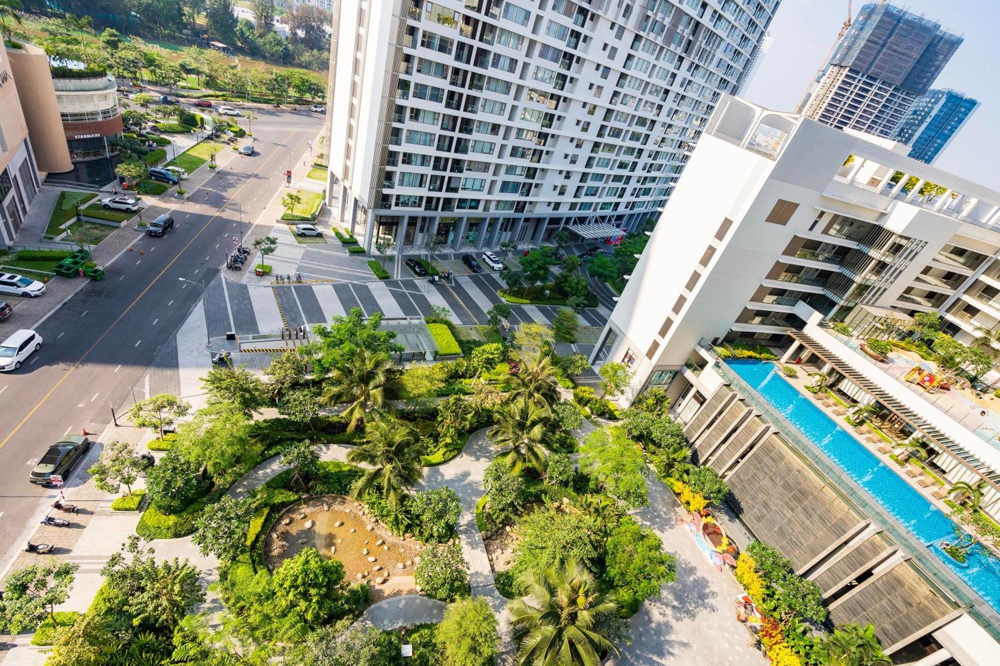 The Peak Midtown Twobedroom With Balcony Хошимин Екстериор снимка